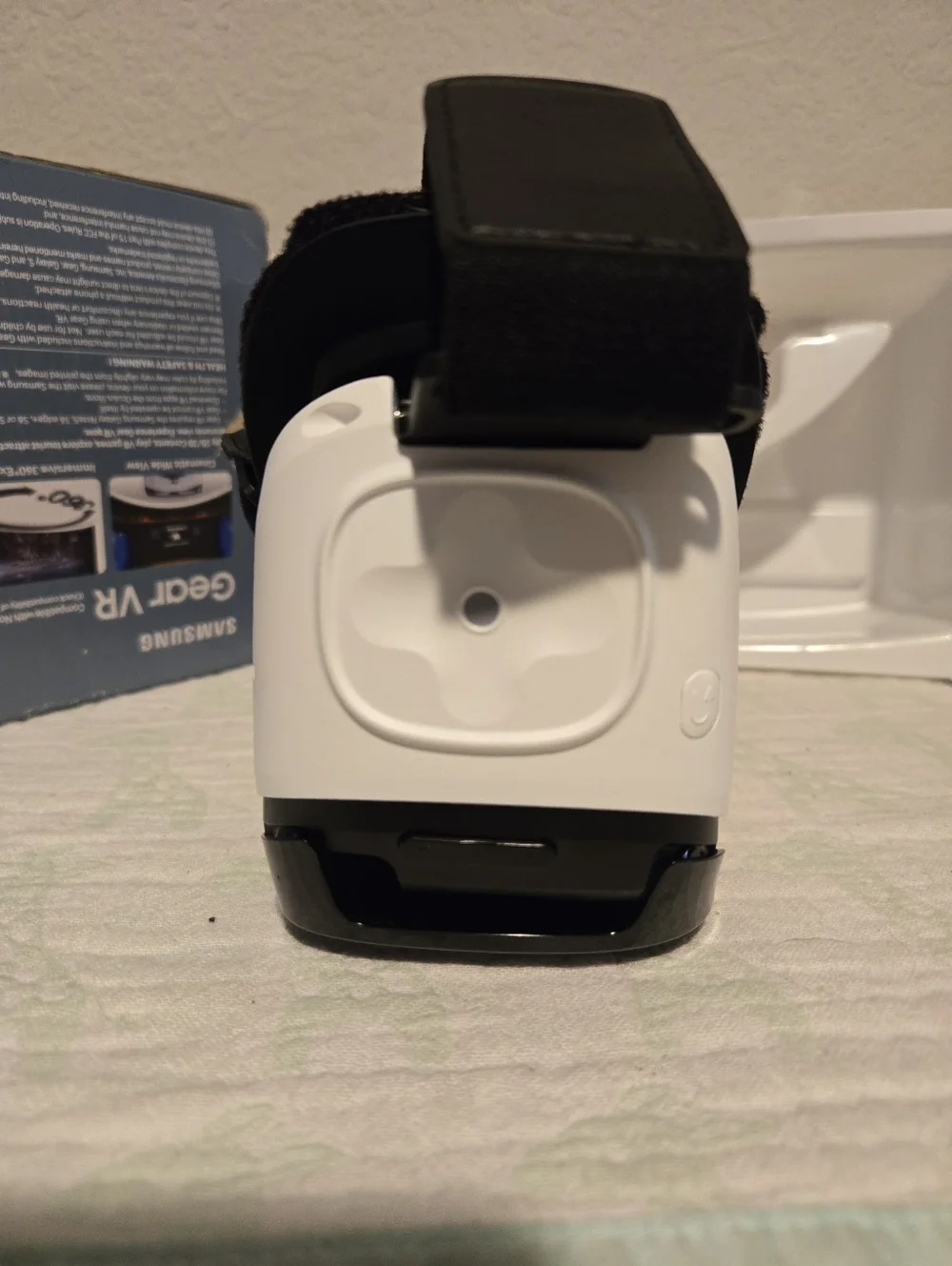 Samsung Gear VR Headset - White and Black Front